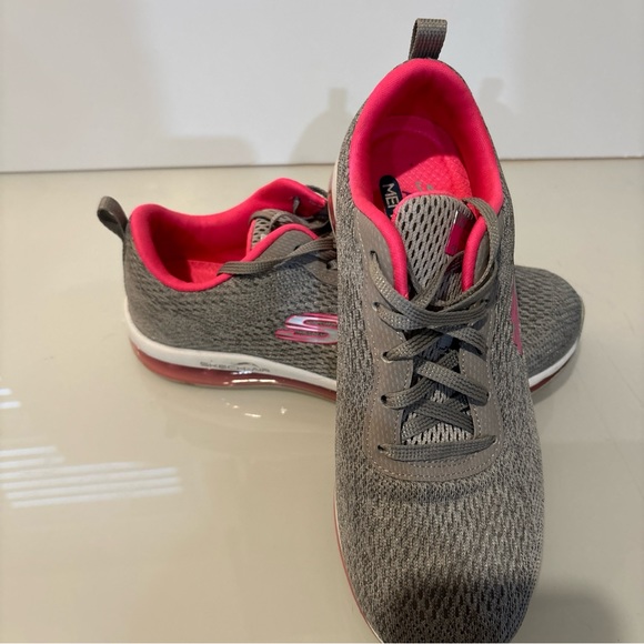 Women’s sketchers tennis shoe size 7 1/2 gray with hot pink lining - Picture 2 of 6